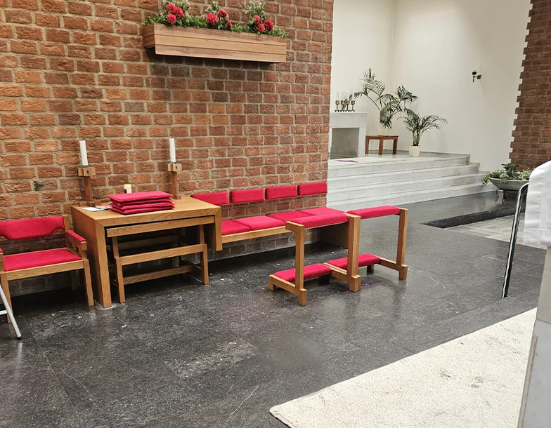 Nieuwe stoffering voor de bidstoelen in de Mariakerk Volendam